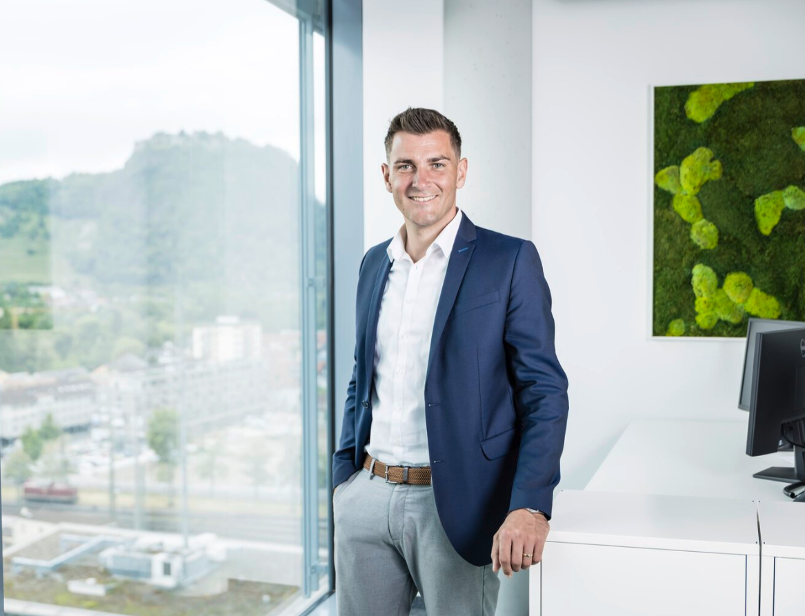 Nikolas Riede im Büro am Fenster